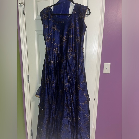 Stunning Punjabi style dress with pants and dupatta - Picture 4 of 7